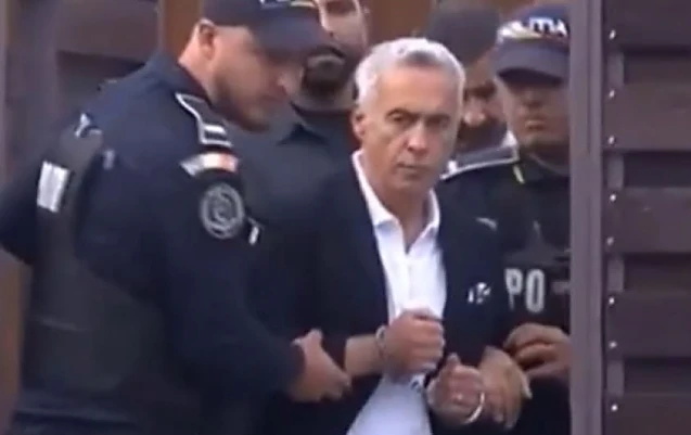 _Direct_News's tweet photo. 🇪🇺 Démocratie ou #Dictature ❓

🚨 Cela se passe aujourd'hui en 🇷🇴Roumanie, 🇪🇺UE. Une honte absolue !!!
Le dirigeant souverainiste Călin Georgescu, prisonnier politique ?

« L'histoire de #CalinGeorgescu :
•⁠  ⁠Il emporte le 1er tour de l'élection présidentielle.
•⁠  ⁠Cette élection est annulée.
•⁠  Il se présente à nouveau lors du scrutin suivant.
•⁠  ⁠On lui interdit de se présenter — en réalité, il écope d'une interdiction à vie.
•⁠  ⁠Il est maintenu en détention pendant 30 jours, sans la moindre preuve.
•⁠  ⁠Il demande à être placé en résidence surveillée.
•⁠  ⁠Sa demande est rejetée et il est contraint de rester en détention pour 30 jours supplémentaires.

Et oui, tout cela s'est passé en Roumanie, un État membre de l'Union européenne.
Une honte absolue !!! »
| Mario Nawfal | par Activenews et Ecopolitic

#Romania