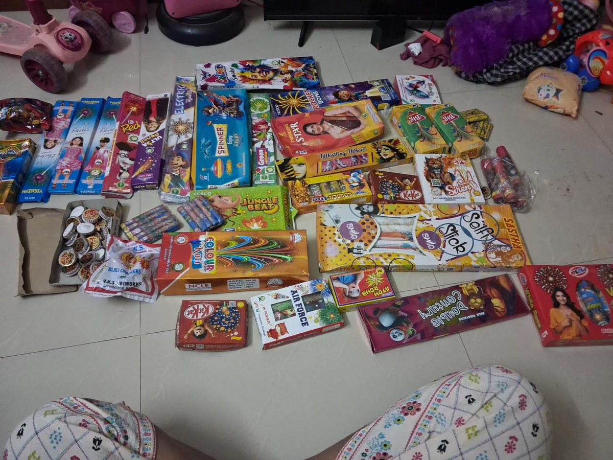 diya_happysoul's tweet photo. SCAM  ALERT ⚠️ 📢 
BOOKED FOR 3000 RS BUT GOT  VERY WORST OLD TORNED  NOT WORTHY  PRODUCTS  . I HAVE ATTACHED BOTH PRICE LIST AS WELL AS WHAT I HAVE GOT FOR 3000 RS. ALTHOUGH THEY HV COLLECTED 500 RS FOR TRANSPORT CHARGE AND 100 FOR EXTRA not received bill too! Blocking my number https://t.co/QQWnfjbxKv