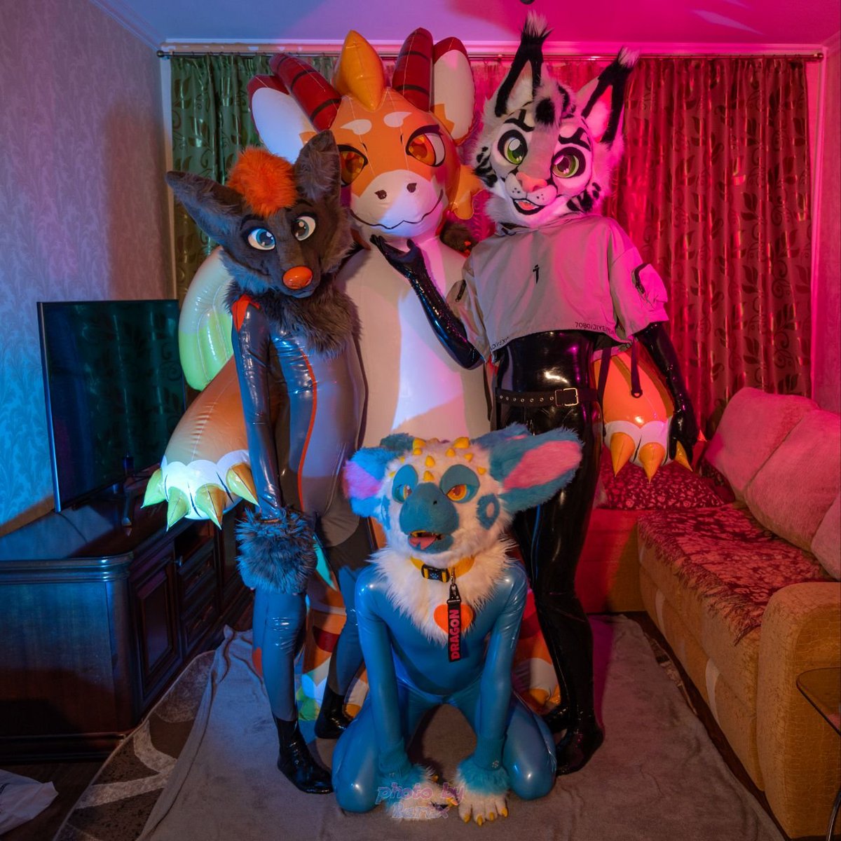 MaksVolk15's tweet photo. Cutie and shiny boys 🥰
@RartixDragon 
@tuftedkpawzzz 
@FullForceUral 
#latex #furry #inflatable https://t.co/uGb12CNMR2