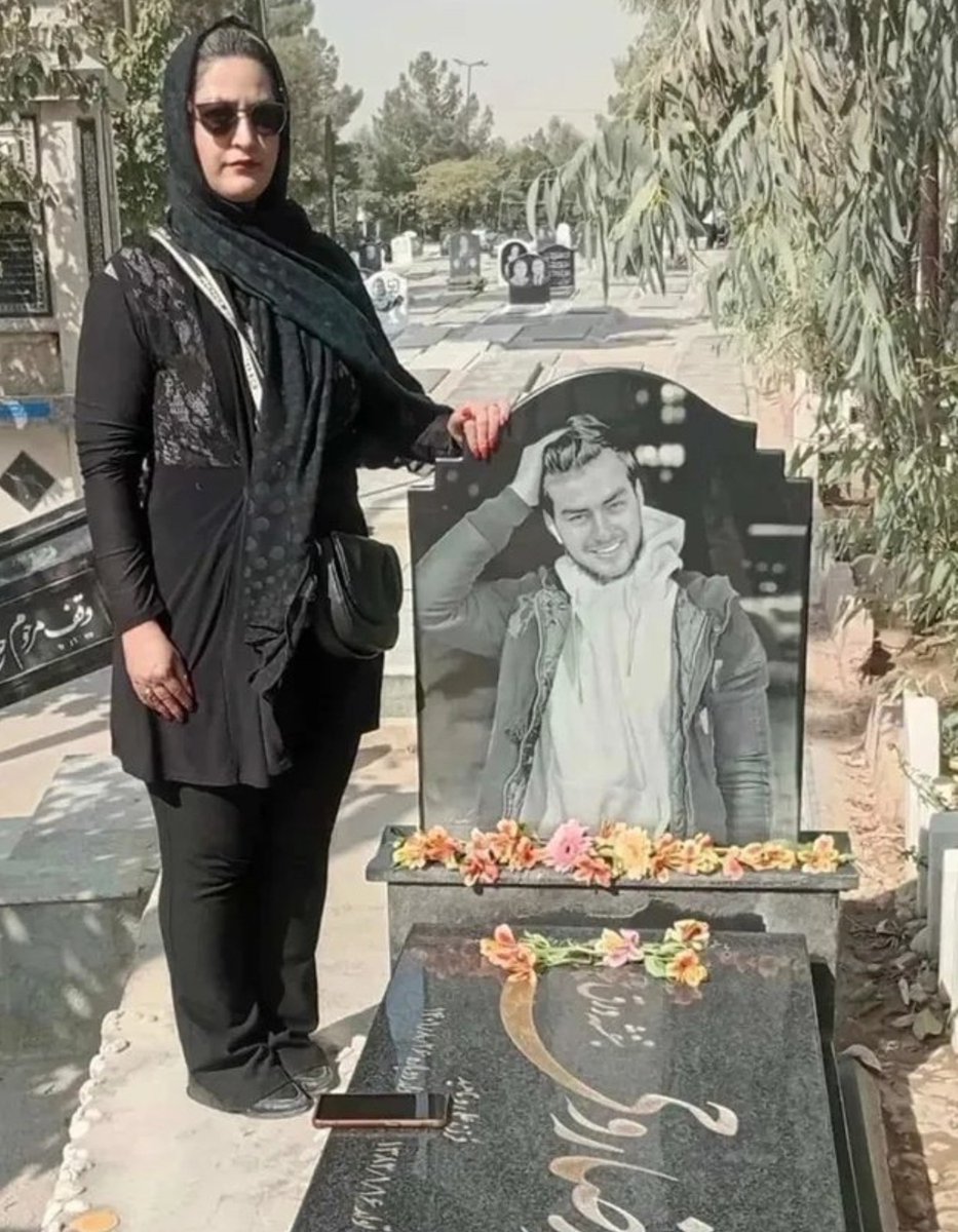 Sssccpp's tweet photo. در این تصویر دو قهرمان می‌بینید، دو جاویدنام
۱۸ دی نوشین به خیابان رفت، به سرش شلیک کردند🖤
#نوشین_برادران_کرمانی https://t.co/WdTS5ziq8r