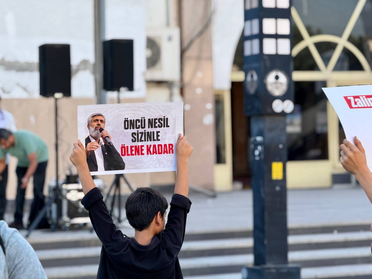 furknharketi's tweet photo. Ne tecrit duvarları ne de atılan iftiralar hakikatin üzerini örtebilir. Adımlarımız tutuklu kardeşlerimizin sesi, basın açıklamalarımız adaletin çağrısıdır. Özgürlük gelene kadar durmayacağız!

#FurkanHareketi45Yaşında
BüyükBuluşmaya Son6Gün
Ozgürlük IçinMeydandayız

📍Mersin https://t.co/x0BGS4yP98