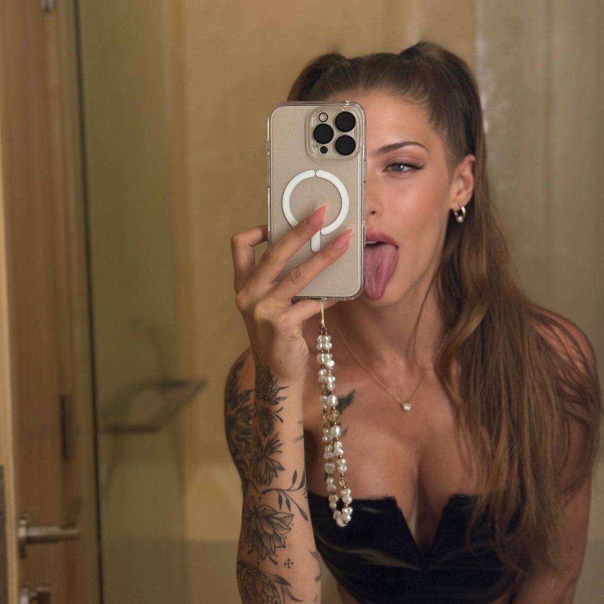 Octavia_blu's tweet photo. Qui a +12cm 🍆 ici ?

Attention je peux demander une preuve😏 https://t.co/Uxuq75R2Sa