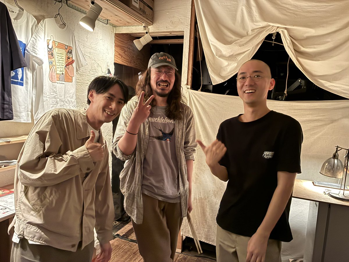 pseud_taku's tweet photo. 昨日のLights Leakリリースパーティー、とても暖かく和やかな場で、楽しい日でした。バンドセットもよい経験で、もっと色々やってみたいなーと感じました！

写真を撮る余裕は全然なかったけど、会場で数年ぶりに集結したSmokebeesバンドの男たちとの写真です（激アツ） https://t.co/PDEc7EPxra