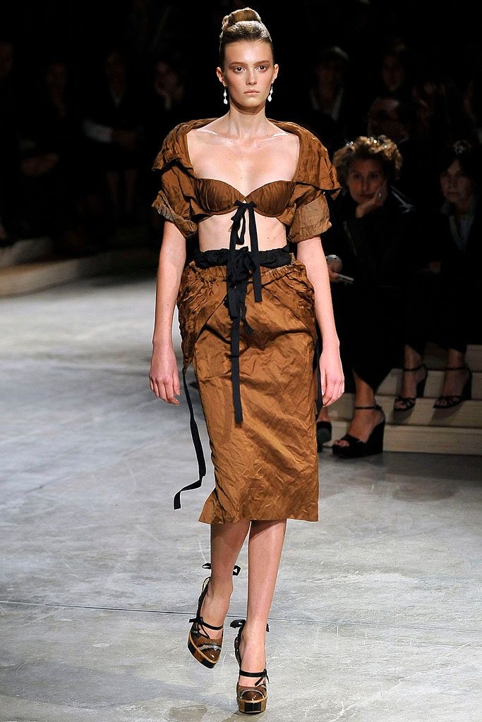 LegendaryLade's tweet photo. Stylist Karla Welch in a red version of this Prada SS 2009 look!🔥 https://t.co/DCOz30w9IO