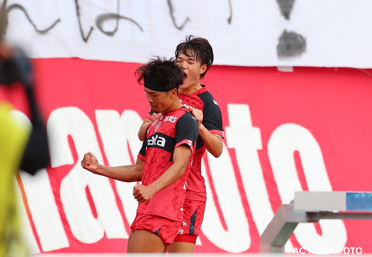 roassoofficial's tweet photo. 【10/25岐阜戦】
ホームゲーム・FC岐阜戦にご来場いただき、声援を送ってくださった皆様、それぞれの場所から応援してくださった皆様、誠にありがとうございました。
また、熊本へのメッセージを掲げてくださった、FC岐阜サポーターの皆様に感謝いたします。

試合は前半に先制を許す展開となりましたが、後半30分、#小澤秀充 選手のパスから #石原央羅 選手が決めて同点に追いつくと、後半34分、#根岸恵汰 選手のスルーパスに再び石原央羅選手が抜け出し逆転ゴール⚽
粘り強い戦いで2-1勝利、連戦3連勝です！

片野坂監督、選手コメント📝
https://t.co/30r6hhdgaL

次節はアウェイで九州ダービー🔥首位・鹿児島ユナイテッドFC戦となります。厳しい戦いが続きますが、チーム一丸となって勝利を目指します。
皆様の熱い応援をよろしくお願いいたします。

🏆明治安田J3リーグ 第14節
 鹿児島ユナイテッドFC 🆚 #ロアッソ熊本
 🗓10月31日（土）18:00キックオフ
 🏟 白波スタジアム