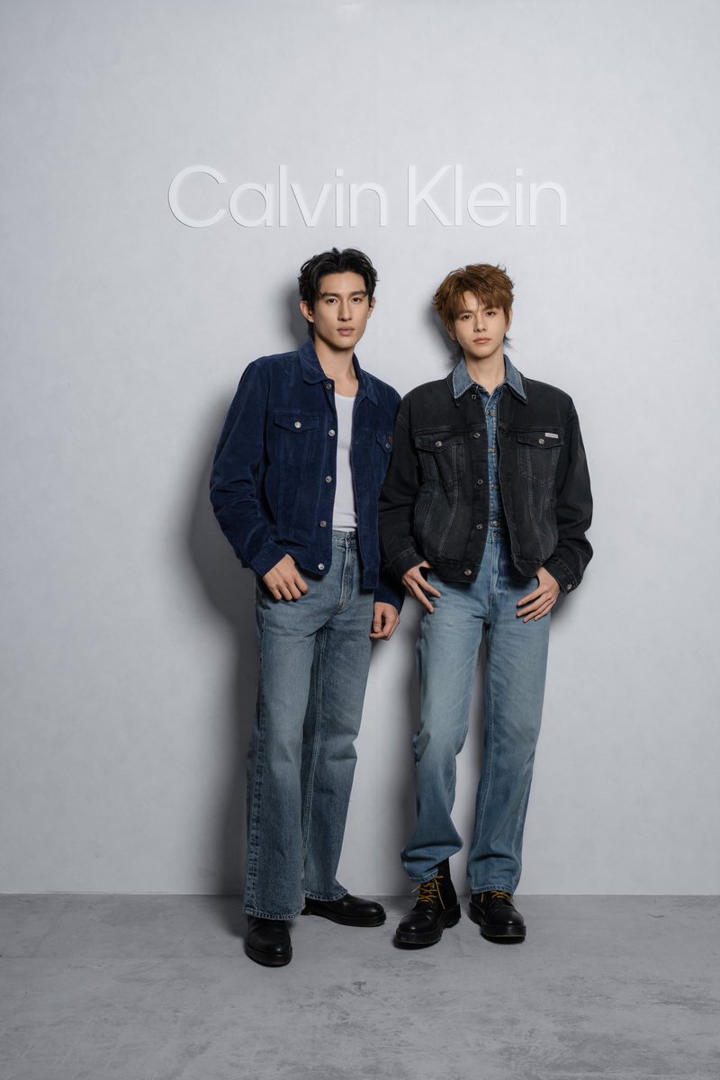 TripleclickTH's tweet photo. ตี๋ตี๋–วันพิชิต และ อู่อู๋–ธนภูมิ อวดลุคเดนิมร่วมเปิด HOUSE OF DENIM ป๊อปอัปสุดเอ็กซ์คลูซีฟของ Calvin Klein ที่เซี่ยงไฮ้

TEETEE WITH CK
#CalvinKleinxTeeTee
#twnpich

AUAU IN CALVIN KLEIN
#CalvinKleinxAuAu
#auautnp

#aylio | #政瞳 #AydenSng | #孙政  #lyusitong | #吕思瞳
#CalvinKlein
 
สองนักแสดงชาวไทย ตี๋ตี๋–วันพิชิต และ อู่อู๋–ธนภูมิ ลัดฟ้าสู่เซี่ยงไฮ้ ร่วมงานเปิดตัวป๊อปอัป “House of Denim” ของ Calvin Klein ณ The Silos, Gate M West Bund Dream Center พร้อมปรากฏตัวในลุคเดนิมที่สะท้อนสไตล์เฉพาะตัว ท่ามกลางเหล่าศิลปินและคนดังจากทั่วเอเชีย

ค่ำคืนเปิดตัวเมื่อวันที่ 22 ตุลาคม เต็มไปด้วยสีสันจากแฟชั่นและเสียงดนตรี โดยมี Fu Xinbo, Xiang Hanzhi, Lin Muran และ VOWS พร้อมแขกคนสำคัญ อาทิ Angelene, Ayden Sng, Emily Quach, Kevin Chu, Li Matt, Lü Sitong, Mia-Kong, Nancy Kwai, Seong Haeeun และ Tansuan Yinliao Baibai เข้าร่วมงาน ก่อนเติมเต็มบรรยากาศด้วยการแสดงสดจาก Benzo Lee และ Veegee Xu

สำหรับป๊อปอัป “House of Denim” สร้างขึ้นเพื่อต่อยอดแคมเปญเดนิม Fall 2026 “Feel the Fit” สู่ประสบการณ์จริง โดยนำอาคารไซโลอันโดดเด่นของ West Bund มาตกแต่งด้วยผ้าเดนิมโทนสีครามซ้อนเป็นเลเยอร์ พร้อมป้ายหนังซิกเนเจอร์ของแบรนด์ เปลี่ยนพื้นที่แห่งนี้ให้กลายเป็นแลนด์มาร์กเดนิมแห่งใหม่ใจกลางเซี่ยงไฮ้

ภายในงานแบ่งออกเป็นหลายโซน เริ่มจาก Feel the Fit ซึ่งจัดแสดงภาพแคมเปญ Fall 2026 ที่รวบรวมเหล่าคนดังระดับโลกมาถ่ายทอดเดนิมไอคอนิกผ่านบุคลิกและสไตล์ของแต่ละคน ตามด้วย Discover the Fit ที่พาย้อนชมหมุดหมายสำคัญของตลอดเส้นทางของแบรนด์ พร้อมไฮไลต์เดนิม 4 ลุค ประกอบด้วยไอเท็มคัสตอมที่ JENNIE และ MINGYU เคยสวมใส่ รวมถึงไอเท็มที่ Jung Kook เคยสวมใส่และลงลายเซ็นไว้ ตลอดจนลุคเดนิมสำหรับผู้หญิงและผู้ชายอีก 10 ลุค ตั้งแต่กางเกงยีนส์เอวสูงทรงขาม้า ทรงตรงสไตล์ยุค 90 ไปจนถึงทรงขากว้าง

ปิดท้ายด้วยโซน Style the Fit พื้นที่ทดลองสวมใส่แบบอิมเมอร์ซีฟที่โดดเด่นด้วยเสาโลหะ ผิวกระจกเงา และเส้นสายล้ำสมัย เปิดโอกาสให้ผู้เข้าชมได้ทดลองเดนิมหลากหลายทรง เพื่อค้นหาฟิตที่เข้ากับรูปร่าง สไตล์ และตัวตนของตัวเอง พร้อมสัมผัสความเชี่ยวชาญด้านเดนิมที่ Calvin Klein สั่งสมมาอย่างยาวนาน

ป๊อปอัป “House of Denim” เปิดให้บุคคลทั่วไปเข้าชมตั้งแต่วันที่ 23 ตุลาคม–5 พฤศจิกายน 2026 ณ Gate M West Bund Dream Center นครเซี่ยงไฮ้

เครดิตบรรณาธิการ: Calvin Klein