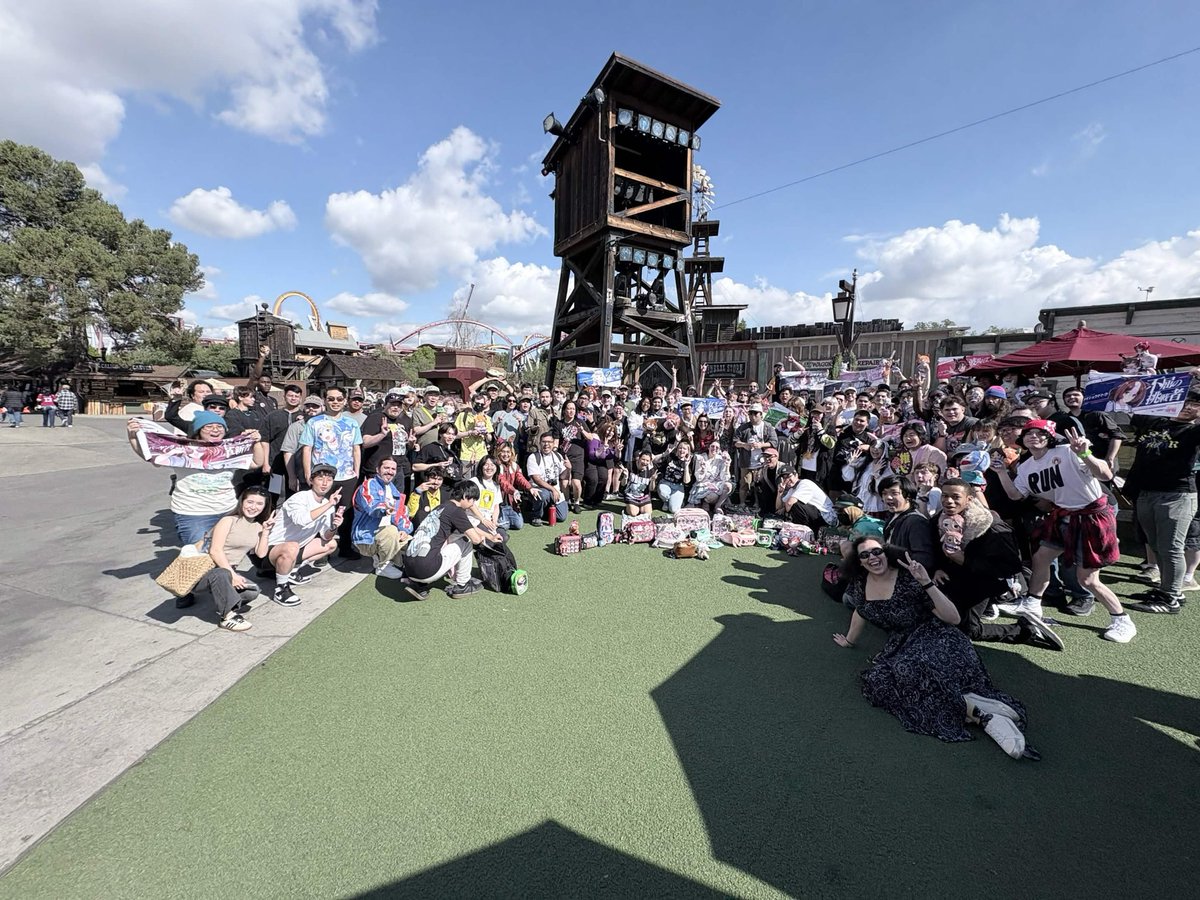 nemupyoi's tweet photo. the first umamusume fan meetup in america (2018), we all fit into ONE photo. we had two cosplayers

now, there is such a huge outpouring of support for uma and the community. eight years later, i am so proud of how much uma has grown. 

i love you all so much

uma forever 🩷 https://t.co/hHzPtF1gwK
