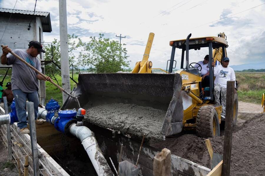 enter504's tweet photo. #Nacionales Maquinaria otorgada a Potrerillos ya genera ahorros superiores a dos millones de lempiras     #Infraestructura #MaquinariaPesada #Finanzas #Potrerillos #Honduras  
👉 https://t.co/rIGLDh1LG0 https://t.co/tneMRk9xtD
