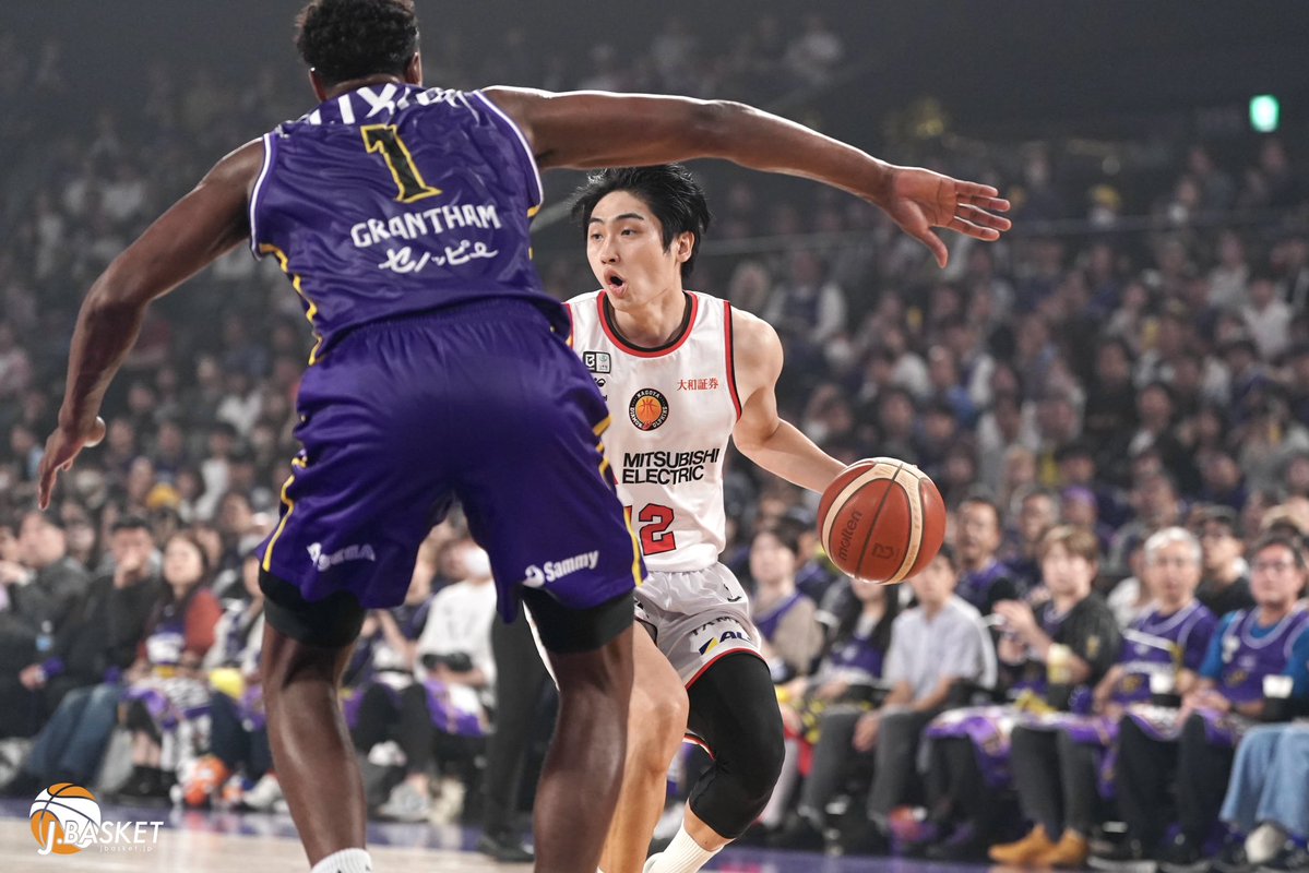 jbasket_jp's tweet photo. 【B.PREMIER】名古屋D無傷の8連勝「信頼」が生んだ第4Qの逆転劇／日本人選手の貢献と継続するチームの強さ、ショーン・デニスHCとの対決
記事📝 https://t.co/K461Di9Gcl
⁡
ロイHCが語る「信頼」、中東泰斗の「恩返し」、デニスHCが語る日本人PGの育成。試合後の言葉から8連勝の強さに迫る🎙️
⁡
#齋藤拓実
#中東泰斗
#名古屋ダイヤモンドドルフィンズ
＠tkm0811 
＠1taito8 
＠nagoyadolphins