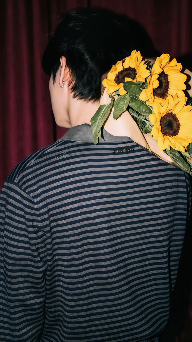 knsthv's tweet photo. for wallpaper 🌻 https://t.co/HD5UrhK58C