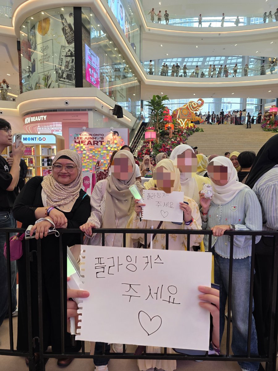 IjahEmoTemo's tweet photo. Thanks to the ladies dengan sebaris dengan zis dekat fan zone semalam sebab tulis req nak "flying kiss juseyo" and lihat laaaaah apaa yang kitaorang dapat kikiki 😝😝😝

Fan service Junho memang tiptop mmuahciked 💋💋😝🤭

#LeeJunho #이준호 https://t.co/8W9OBOaZMX