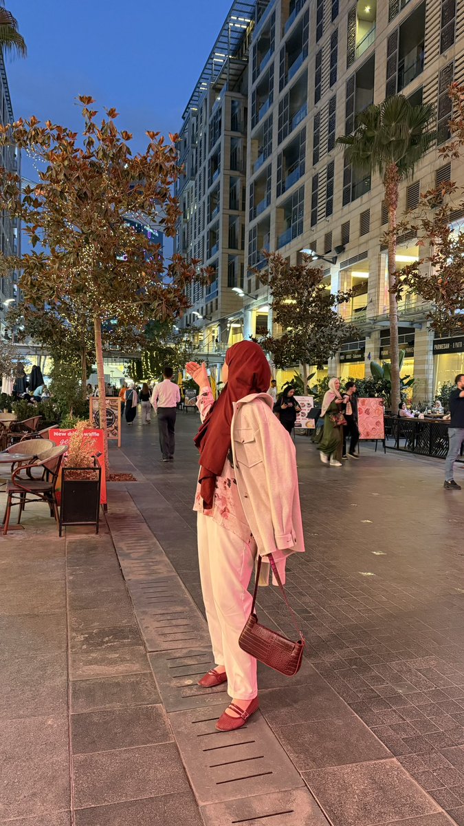 israaab2's tweet photo. باد جيرل في البوليڤارد🌚😂 https://t.co/cm3omKZpI5