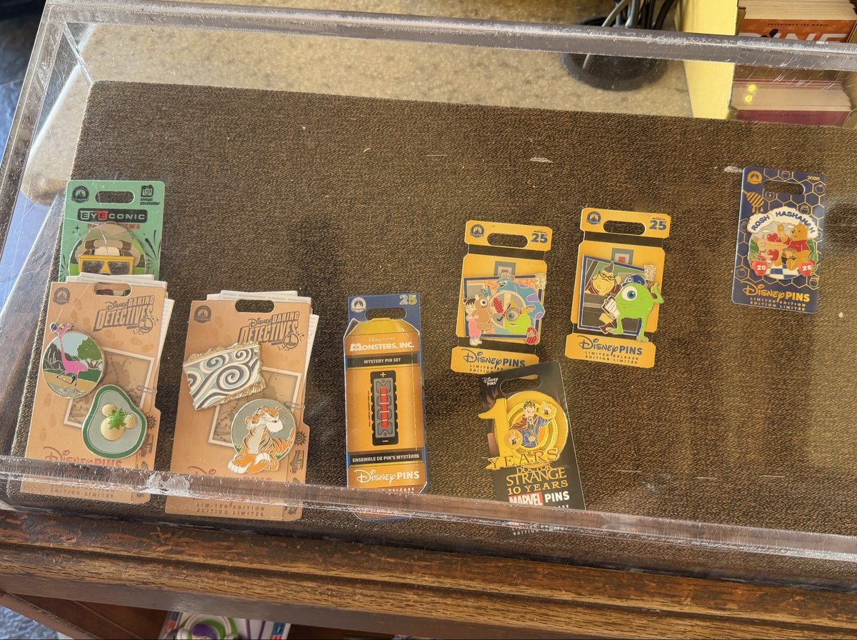 DisneyPinsBlog's tweet photo. Today at Pin Traders at Disney Springs https://t.co/ivKALKQ1oj https://t.co/vBFKtPJFnF