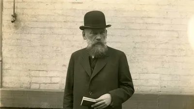 pensandpoison's tweet photo. If you’re a Tolstoy fan—and I mean a real Tolstoy fan—you’re probably either a conservative or a traditionalist of some sort, and that’s because the primary feature of Tolstoy’s greatest novels is morality.

In other words, Tolstoy’s novels—especially War and Peace and Anna Karenina—all have something to teach us. After all, great literature shouldn’t just tell a story but also cause us to reflect on our own lives.

But the beauty of Tolstoy is that he doesn’t shove his messages down our throats, nor does he pander directly to his audience.

Tolstoy teaches us a lesson in morality by inciting us to follow the lives of his characters—and to judge them for ourselves.