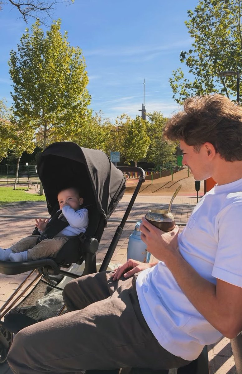 otbmrtnz's tweet photo. enzo y julián siendo papás 🥺🤍 https://t.co/JUtFkJDuIk
