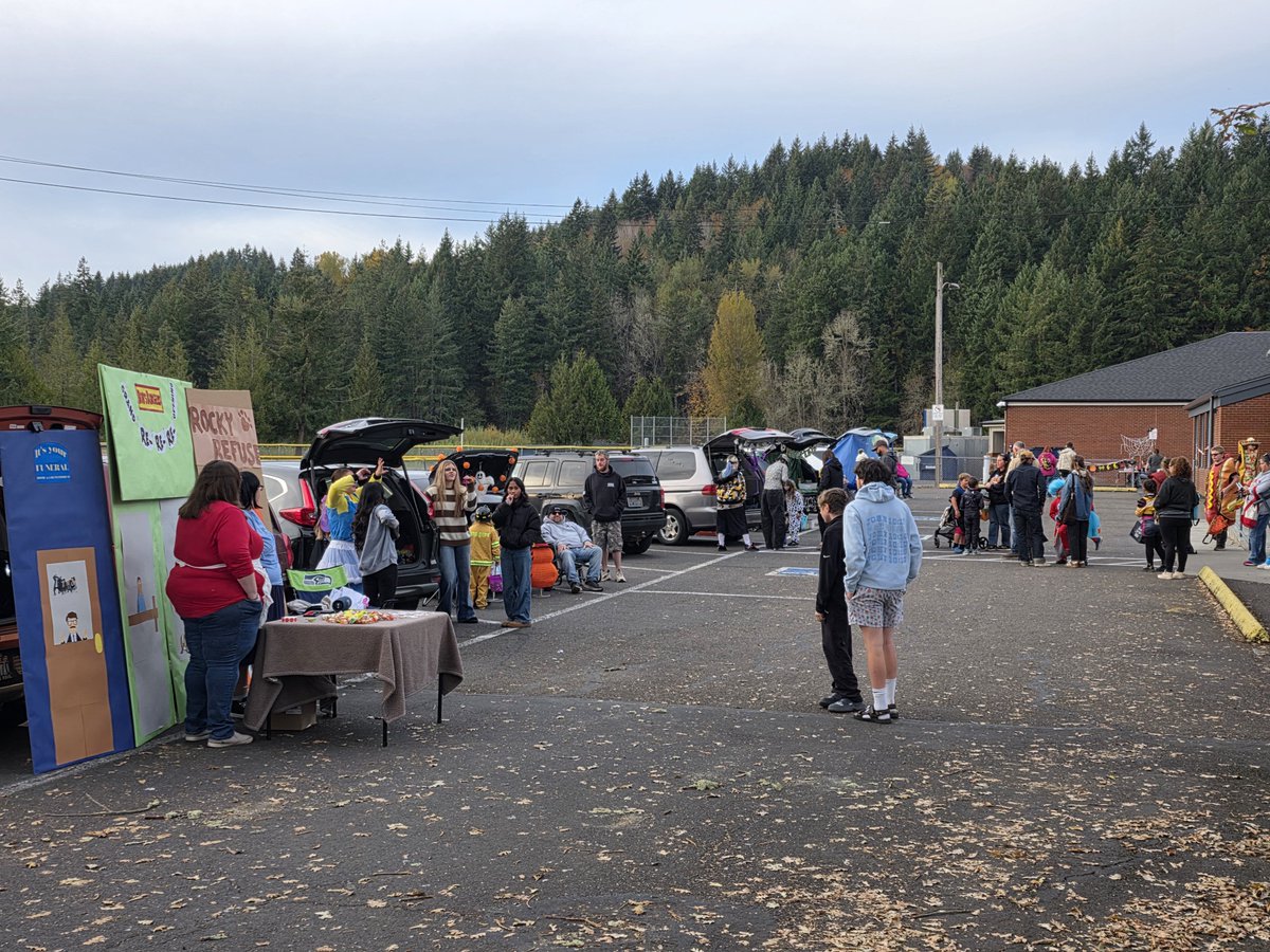 chris_schumaker's tweet photo. Saturday was a busy time at our School District.  We had the PTO Trunk-&amp;Treat occurring with all the kids and adults in great costumes. Senator John Braun visited our district and held a meet-&amp;-greet, we even had some Marie Perez fans hanging out.Finally we had a varsity football https://t.co/YcKz1qO5hb