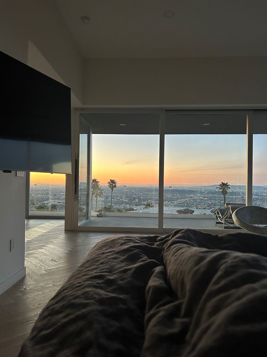 HOUSEPORN___'s tweet photo. Dream apartment view 🤩 https://t.co/JQ5kxmHMjG
