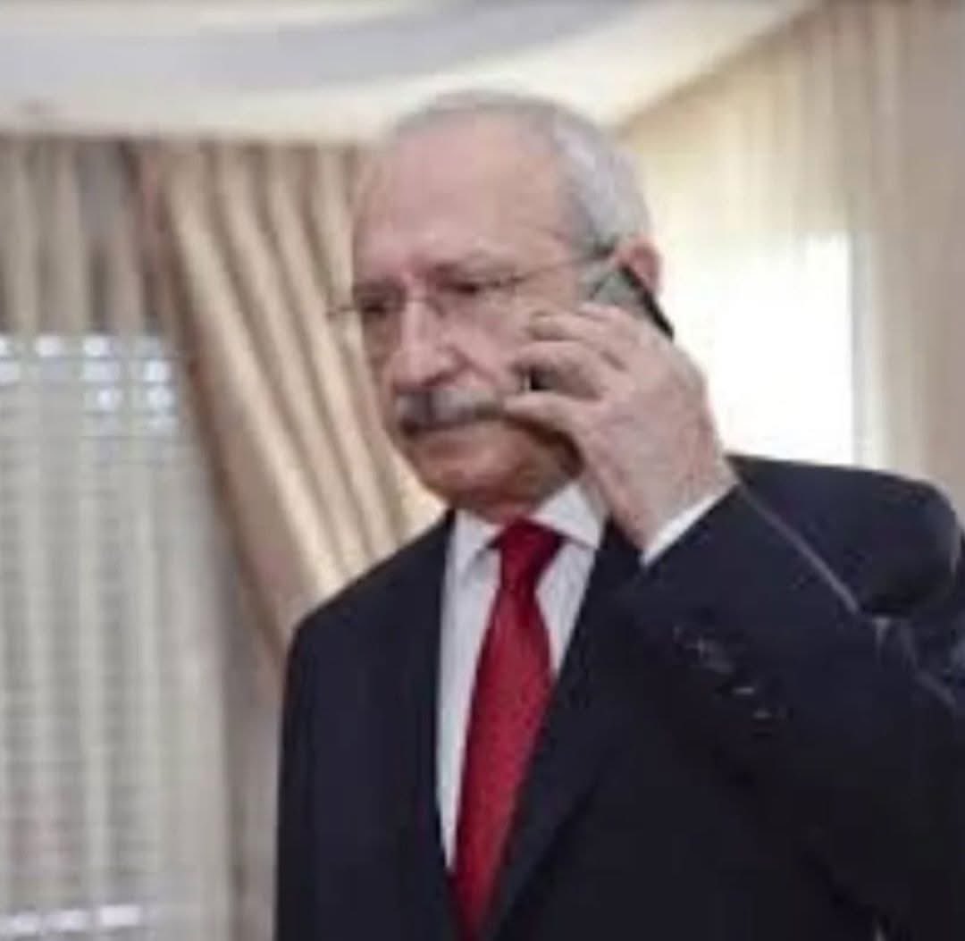 cybela19's tweet photo. 📌Ertuğrul Özkök’ün muhteşem Kemal Kılıçdaroğlu analizi....
***
"1986 yılından bu yana profesyonel gazeteci olarak siyaseti izliyorum.
Hayatım boyunca bu kadar sinsi bir siyasi konuşma görmedim.
***    
Bir yıldan fazladır, tartışmalı iddianamelerle içerde yatan yüzlerce partili arkadaşını böyle üç cümlede müebbete mahkûm eden bir egoizme tanık olmadım.
Milyonlarca vatandaşa böyle geri zekâlı muamelesi yapan bir siyasetçi de görmedim.
***
Ona 13 seçimde oy veren vatandaşlarına, onu genel başkanlıkta bu kadar uzun süre tutan partili arkadaşlarına bu kadar geri zekâlı muamelesi yapmış bir genel başkan çıkmadı.
***
Ne CHP’de ne de başka bir partide, ihtirası yüzünden kendini, kendi iradesi ile bu kadar aşağılara indiren bir siyasi figüre rastladım.
***
İnsanlar iki türlü yaşlanırlarmış. Ya bilgeleşerek ya da habisleşerek...
***
Hayatım boyunca ikisini de gördüm de; bu kadar hezimetten sonra, hâlâ, bu kadar habisleşen bir siyaset emeklisini hiç görmedim...
***
Sinsi; ama, niyetini saklayamayan bir konuşma...
***
Konuşmayı kim hazırladıysa, dünya sinsilik ve habislik tarihine bir baş eser kazandırdığından emin olmalı.
***
 •Sinsi! 
diyorum ama; zannetmeyin ki, zeki bir belâgat…
Kötü niyetini saklayamayacak kadar da beceriksiz…
***
Arkadaki niyet ve ihtiras her tarafından sarkıyor, sırıtıyor, akıyor…
***
Güya; CHP’li seçmene sesleniyor.
Yuttuk mu o bakışları ve belâgati?
***
Taammüden hazırlanmış bir tuzak ve onun üzerinde sarkan elbise gibi duran demode bir belâgat…
***
Nasıl da kendinden emin!…Nasıl da dürüstmüş gibi bir eda, bir hâl, bir tavır…
***
Ama; hiçbiri sahici değil, hepsi miş gibi…
Lime lime sarkıyor…
***
Güya; CHP’ye oy veren insanlara sesleniyor…
Dürüstlük, temizlik, arınma…
Ne hoş kelimeler değil mi?
Ama; bir dakika!…
***
Sayın 13 seçim kaybetmiş eski genel başkan; siz bizi geri zekâlı zannedebilirsiniz, ama; biz sizin zannettiğiniz kadar saf ve aptal değiliz.
Üstelik 13 kere hüsrana uğratılmış insanlarız biz!…
***
2017 referandumunda, daha sandıklar kapanmadan, sizin suskunluğunuzla değiştirilmiş bir rejimde yaşayan vatandaşlarız…
***
Artık yutmuyoruz o şehvetli belâgati.
***
Siyasetin s harfinden nasibini almış biri; asıl adresin kimler olduğunu anlar. 
Çünkü sırıtıyor...
***
O nedenle; siyasetin s harfinden nasibini almış herhangi bir vatandaş, bu sinsi ve beceriksiz konuşmanın asıl muhatabının kendileri olmadığını anında anlamıştır…
***
Üstelik; asıl adresin neresi, kimler olduğu öyle besbelli öyle sırıtıyor ki!…
***
Biri; CHP’nin seçilmiş belediye başkanlarına dava açmış Silivri savcı ve hakimleri, öteki de CHP’ye kurultay davası açan savcı ve hakimler.
***
Ne diyor o iki adrese?
***
Silivri savcı ve hakimlerine, •İmamoğlu ve arkadaşlarını içeri atmakta haklısınız. 
Ortada adaletsiz bir durum yok! 
Sonuna kadar gidin! 
diyor…
***
Ya kurultay savcı ve hakimlerine?
•Siz çıkarın mutlak butlan kararını, ben partinin başına geçmeye hazırım…
***
Aynen böyle diyor, halkın yüzde 50’sine hayatının en büyük düş kırıklığını yaşatmış emekli siyasetçi...
***
Karşımızda inanılmaz bir karakter var...
***
13 kere seçim kaybetmiş…
14. kere de kaybetmeye azmetmiş...
***
Üstelik; toplumun yüzde 50’sine, belki de hayatlarının en büyük siyasi hayal kırıklığını yaşatmış bir siyasetçi…
***
Sokağa bile çıkamıyor ama; bir YouTuber olarak, ofisinin bir köşesinden düğmeye basıyor.
Belli ki; kendi kendine sefer görev emri çıkarmış.
CHP’yi bölecek ve bir seçim daha kaybettirecek.
***
Henüz savunmasını bile yapmamış partili arkadaşlarına suç etiketi yapıştırıyor.
***
Gözünü öyle ihtirası bürümüş ki; hukukun en basit ilkesi olan masumiyet karinesini bile unutmuş!...
İhtirası o kadar büyük ki; partisinin seçilmiş başkanlarına yapılanları meşrulaştırmak için, neredeyse, bir siyasi itirafçıdan bile ağır ruh haline girmiş.
***
Partili arkadaşları hakkında, henüz Silivri hakimleri bile kararını vermeden, o kararını vermiş, cezasını kesmiş, infaza gidiyor.
***