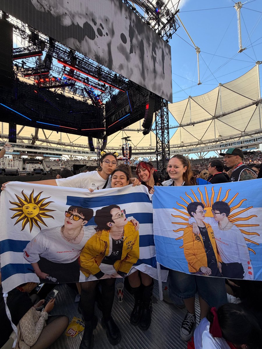 goobimin's tweet photo. Gracias Argentina. Sin duda el mejor público del mundo, el público que bts merece!! Aguante Argentina aguante Uruguay y aguante bts 😭 nos vemos cuando vuelvan (pronto) https://t.co/yfahXffhEU