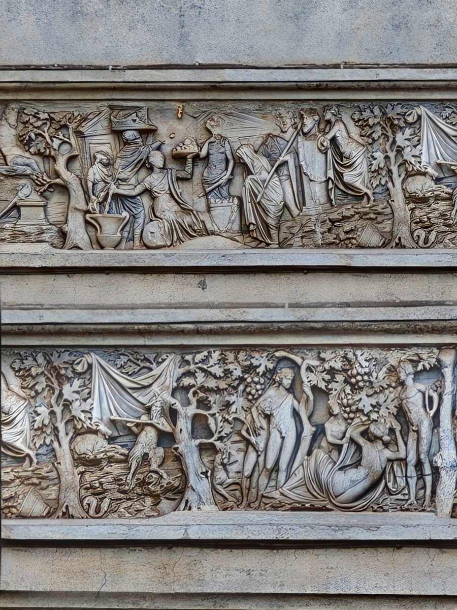antmoose's tweet photo. #SarcophagusSaturday and #SpoliaSunday unite on the garden façade of the Villa Medici. This C3 CE #Roman #sarcophagus front depicts the Judgement of #Paris. It looks like a continuous narrative frieze, but Renaissance restorers heavily altered it before installation. 🧵 https://t.co/9dvbcZ4xKW