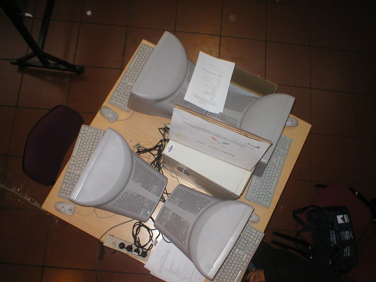 sbassiEN's tweet photo. Google me recuerda estas fotos de hace 20 años (25 de Octubre 2006), una exposición en la UNQ. Habían puesto 4 monitores y 4 teclados en un PC con Linux. Hasta el día de hoy no entiendo como hicieron. No son 4 terminales. https://t.co/aN0PfiOJd2