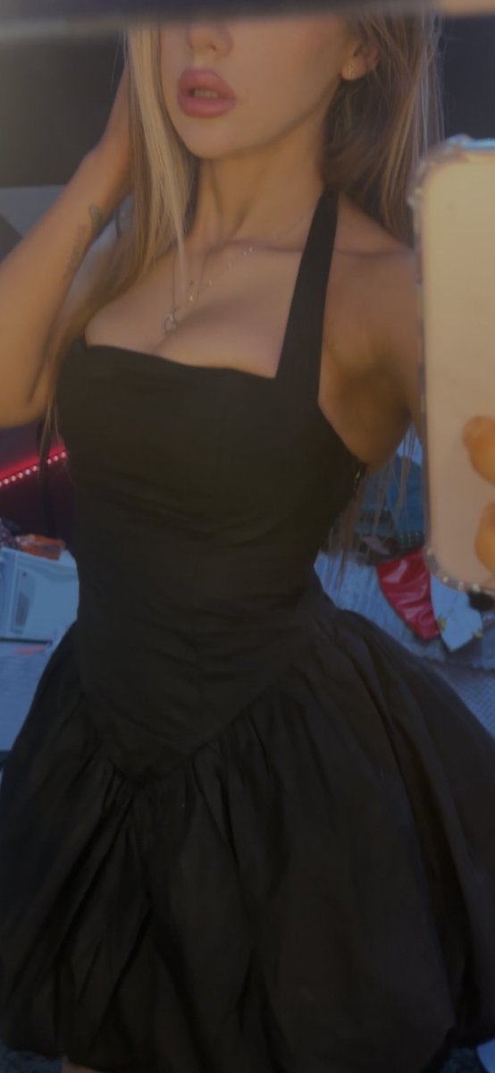Goddess_elll's tweet photo. Do you like my little black dress ?
Ur wife could never look this good in a dress haha https://t.co/wwg7t78swx