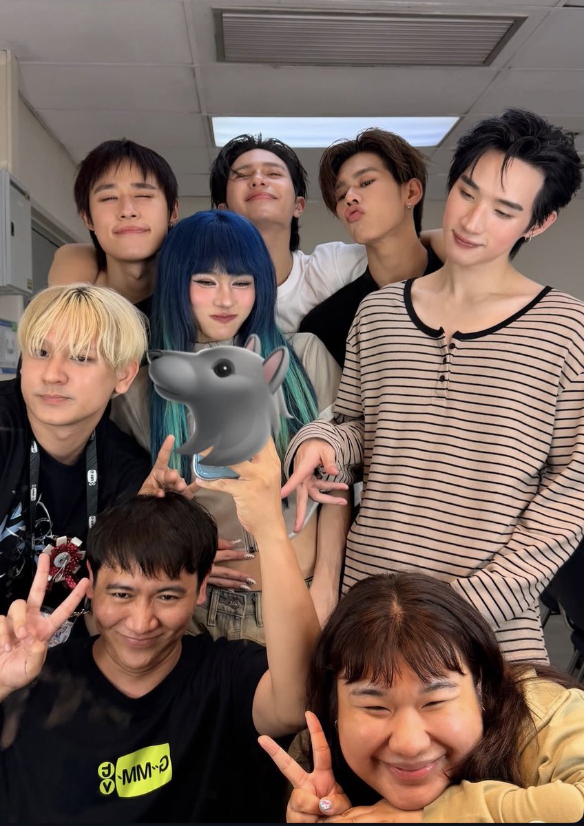 valcrazyforWE's tweet photo. Willy is so happy to be with his members and the team 🥺🫂 https://t.co/hVsmwyKPvK