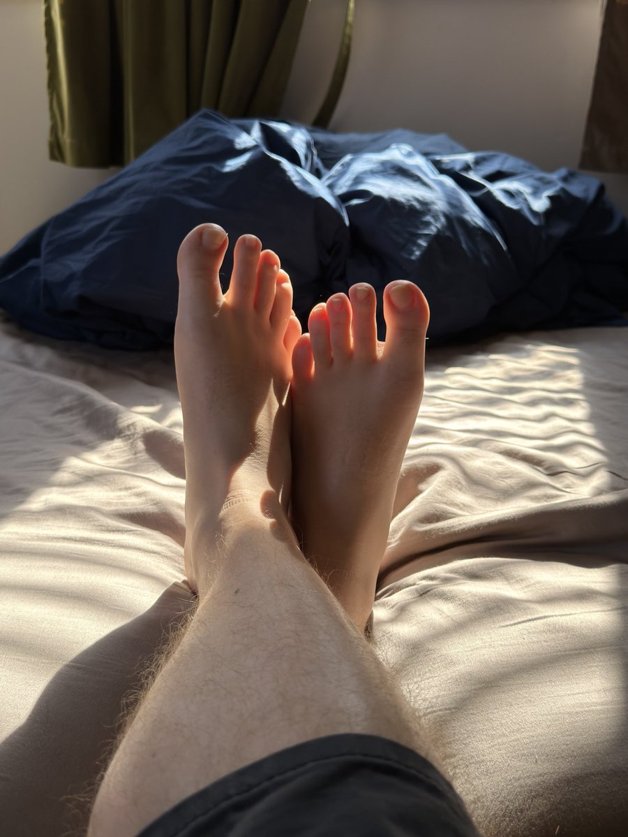 califtguy's tweet photo. Give me some sunshine to warm my feet up, it's always summer in my room ��️🦶🏻 https://t.co/3eIEh5KJVR