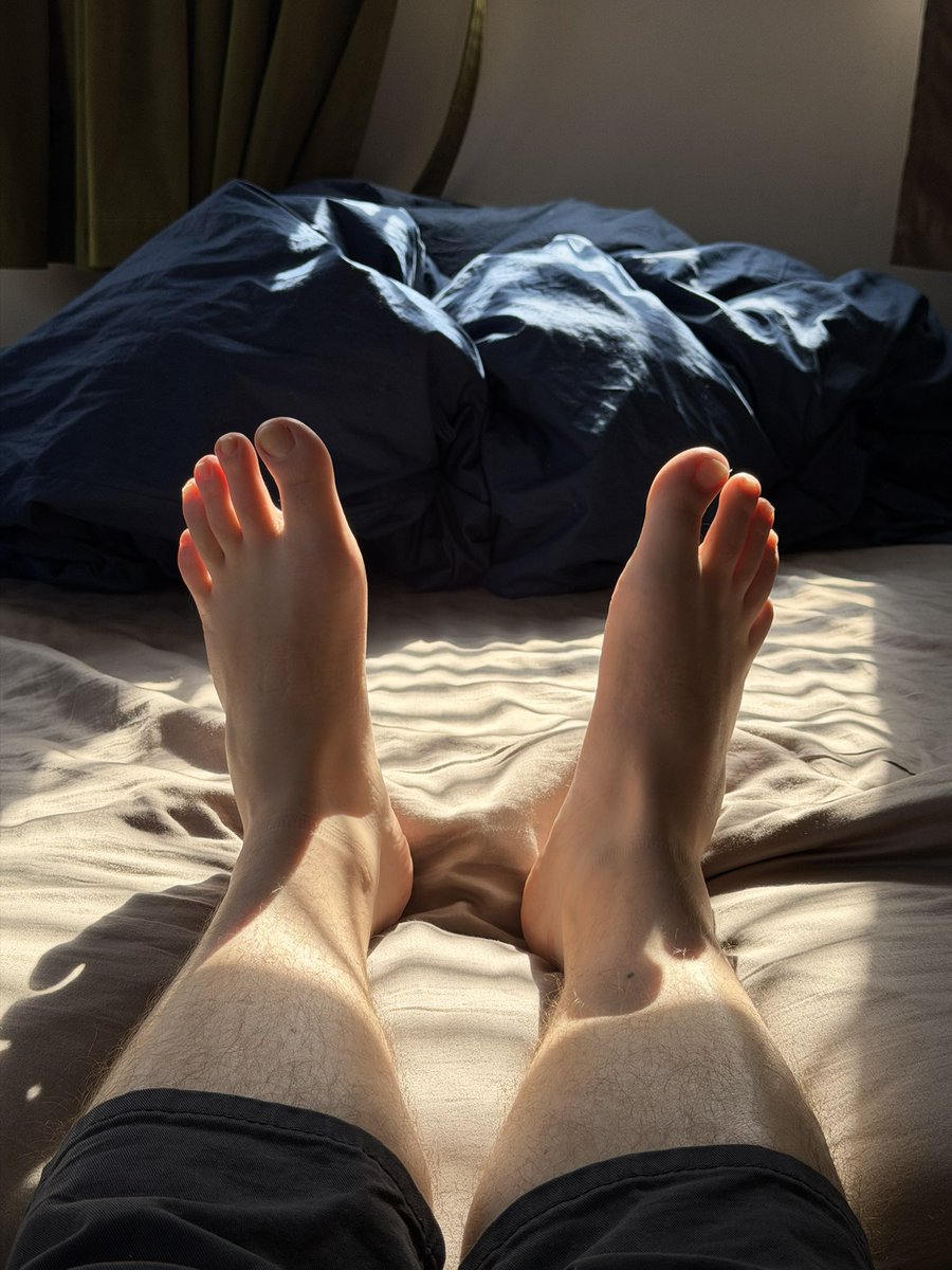 califtguy's tweet photo. Give me some sunshine to warm my feet up, it's always summer in my room ��️🦶🏻 https://t.co/3eIEh5KJVR