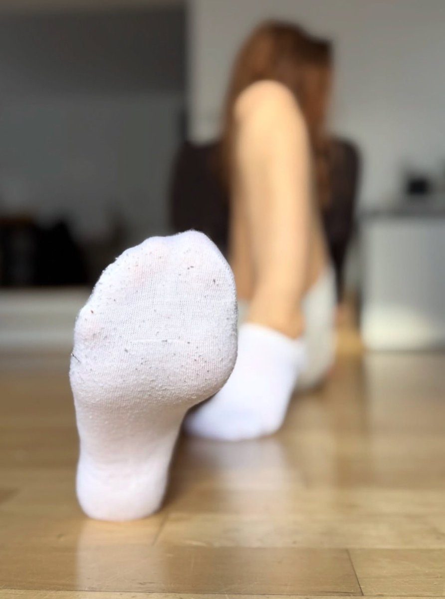 SocksViews's tweet photo. Lovely white socks 🤍🧦 @MiyoHarr #socks #feet https://t.co/g9Eax1mMGk