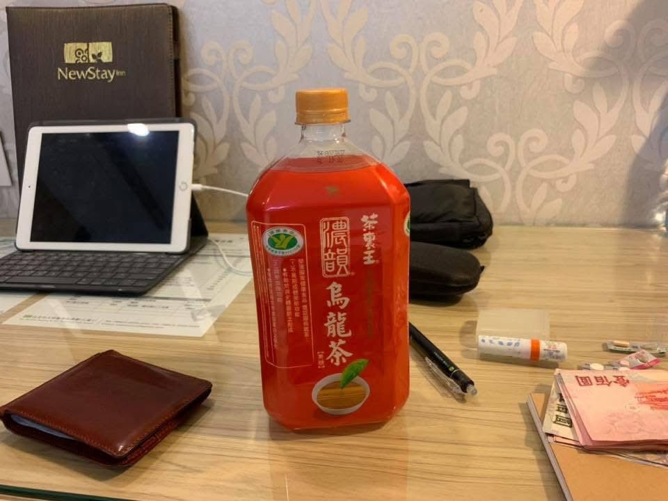siamtaro_bkk's tweet photo. 台湾あれこれ🇹🇼

台湾行ったら、この烏龍茶買うべき👍
もう日本のが飲めなくなるで😋

三温暖は天龍が一番よろしい👍
小さいサウナは行くな❗️ゲイのハッテン場多し😨

このヤワヤワ餅にきな粉塗して食うの最高😀
煮続けても何故溶けないのか❓
これ、湯ではなくて油らしい😳

あ〜行きたい😥 https://t.co/3GLPCT0ED3