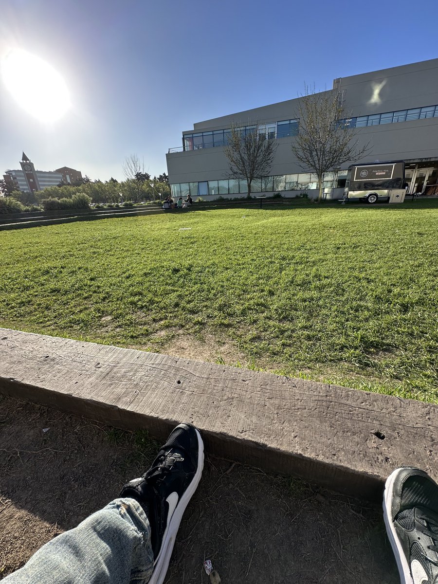 rolldepollo's tweet photo. A mí siempre dame un campus con verde. Bastante gris es estudiar Finanzas. https://t.co/R6XLfWNwFK
