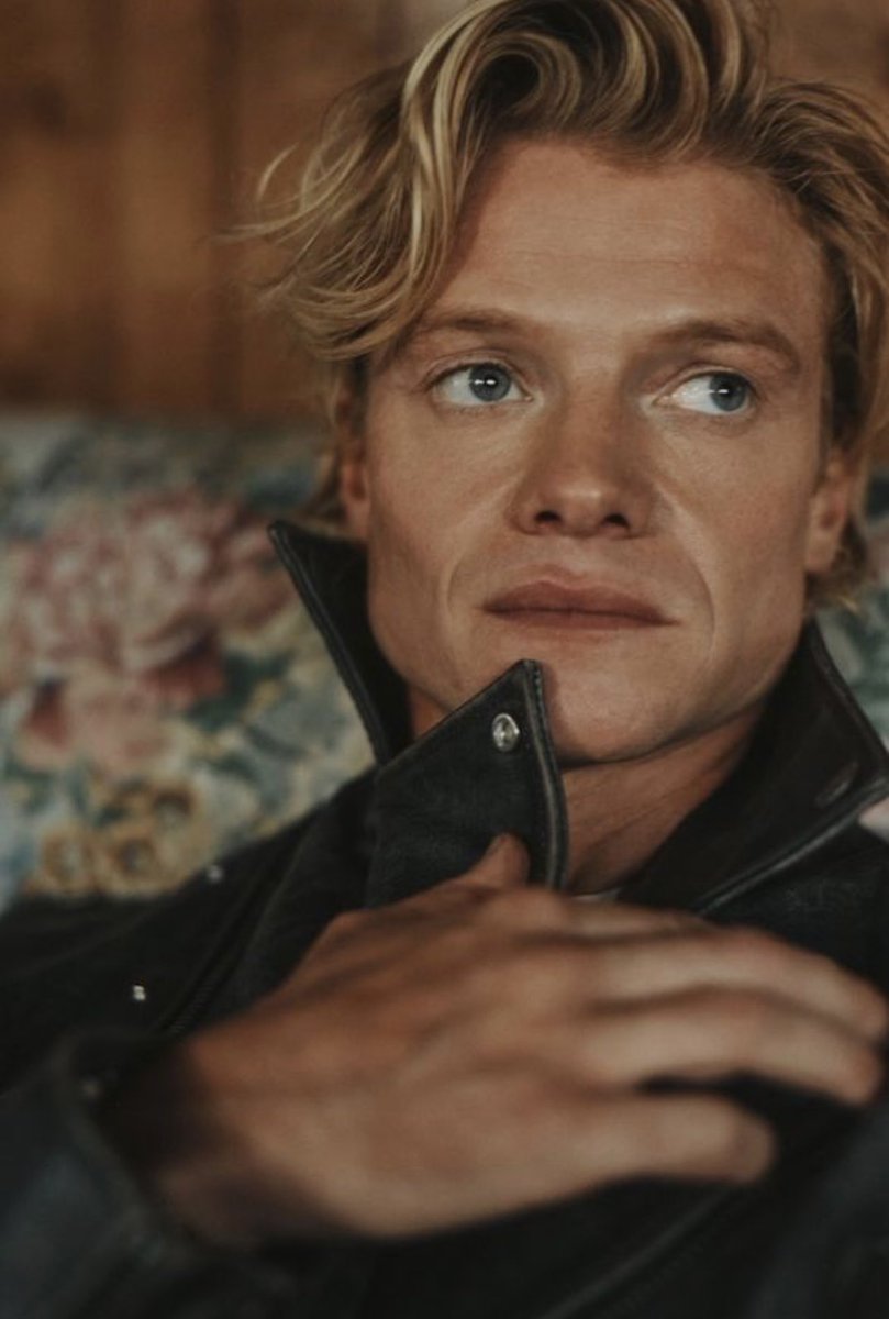 DCUHypeGuy's tweet photo. POV: You’re a married woman in the DCU https://t.co/enflpYB5sM