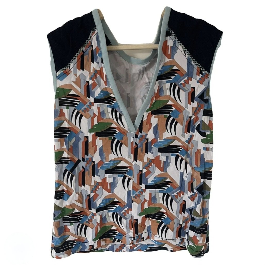 sssnikinsss's tweet photo. I don't know what to make of this... but I do know what hes wearing.

The top is vintage Balenciaga 'Resort' from June 2010 - so there's that! (The theme was Techno Bohème) https://t.co/L21ueLXucO
