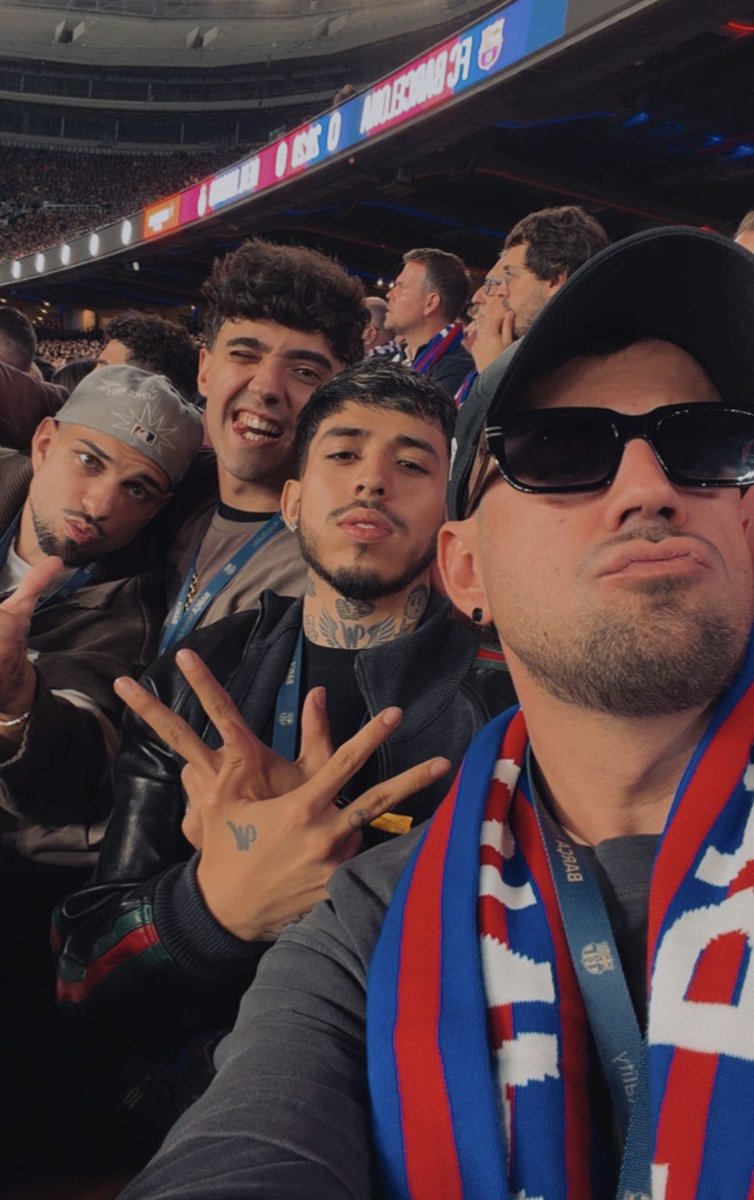 terrenoviral's tweet photo. Auron, Westcol, Pereira7 y Agustin51 disfrutando juntos del Clásico. https://t.co/dC2oSJmOLi
