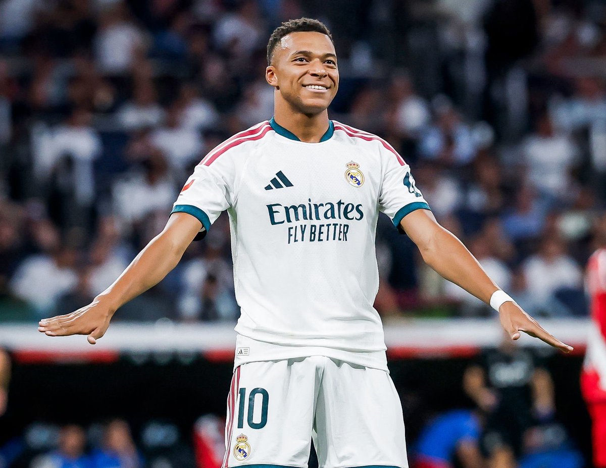 FabrizioRomano's tweet photo. ⚪️🍿 Kylian Mbappé scores his 7th goal in 7 Clasico against Barcelona. On fire. 🔥 https://t.co/gDEz97v9cG