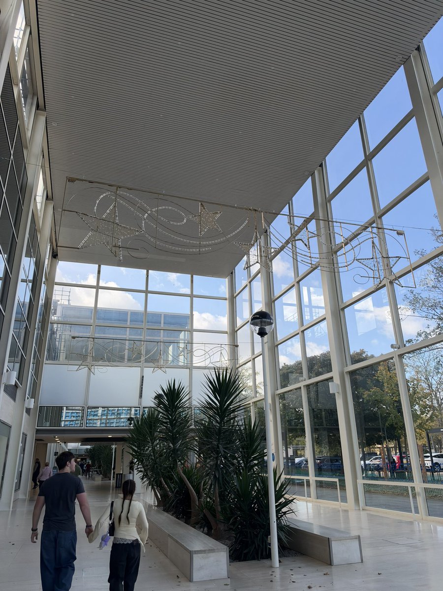 mkfuturenow's tweet photo. Christmas is starting @centremk @Gails_Bakery is opening soon @midsummer_place and the new Apple Duo is out @Apple #miltonkeynes https://t.co/XxvuHTtzYa