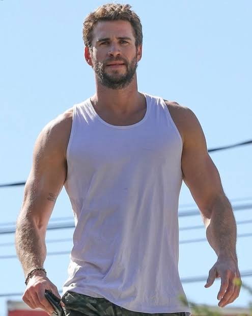 CultureBuzzHQ's tweet photo. 🚨 Liam Hemsworth has reportedly joined the cast of 'AVENGERS: SECRET WARS' 

Via: @JamesMackwl

The obvious theory is a Thor variant,
and the comics already set it up

In the 2015 Secret Wars comic, Doom's Battleworld is policed
by the Thor Corps, a whole army of Thors.

Two Hemsworths as two Thors
would be the most fitting casting Marvel could pull off.

#SecretWars #Avengers