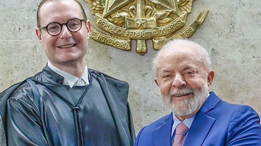 partidonovo30's tweet photo. Zanin, advogado de Lula, resolveu interferir nas eleições e adiar o horário quando a votação já estava encerrada. 

A decisão é ilegal e extremamente grave, além de abrir um precedente perigoso. 

O PT se recusa a deixar o poder e incita o ódio à base de mentiras. https://t.co/jdaAKYfiNZ