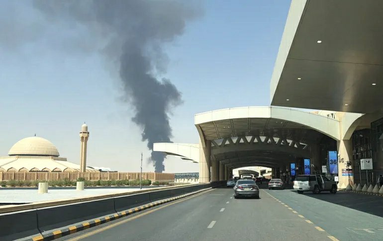 yemnews1's tweet photo. مصر تستجيب لتحذير صنعاء
YNP_خاص: 

استجابت مصر لتحذيرات وجهتها حكومة صنعاء حول الحظر المفروض على الرحلات الجوية بمطارات السعودية.

وأعلنت شركة إيركايرو المصرية في بيان استمرار تعليق جميع رحلاتها الجوية إلى مطار الملك خالد الدولي في الرياض حتى 31 أكتوبر.

وجاء القرار المصري عقب فشل محاولة السعودية اعادة تشغيل رحلات مطار الملك خالد ، وذلك بعد تحميل قوات صنعاء، الرياض تداعيات أي تطورات قد تنتج عن استئناف رحلاتها الجوية.
https://t.co/2kQsfZEP3i