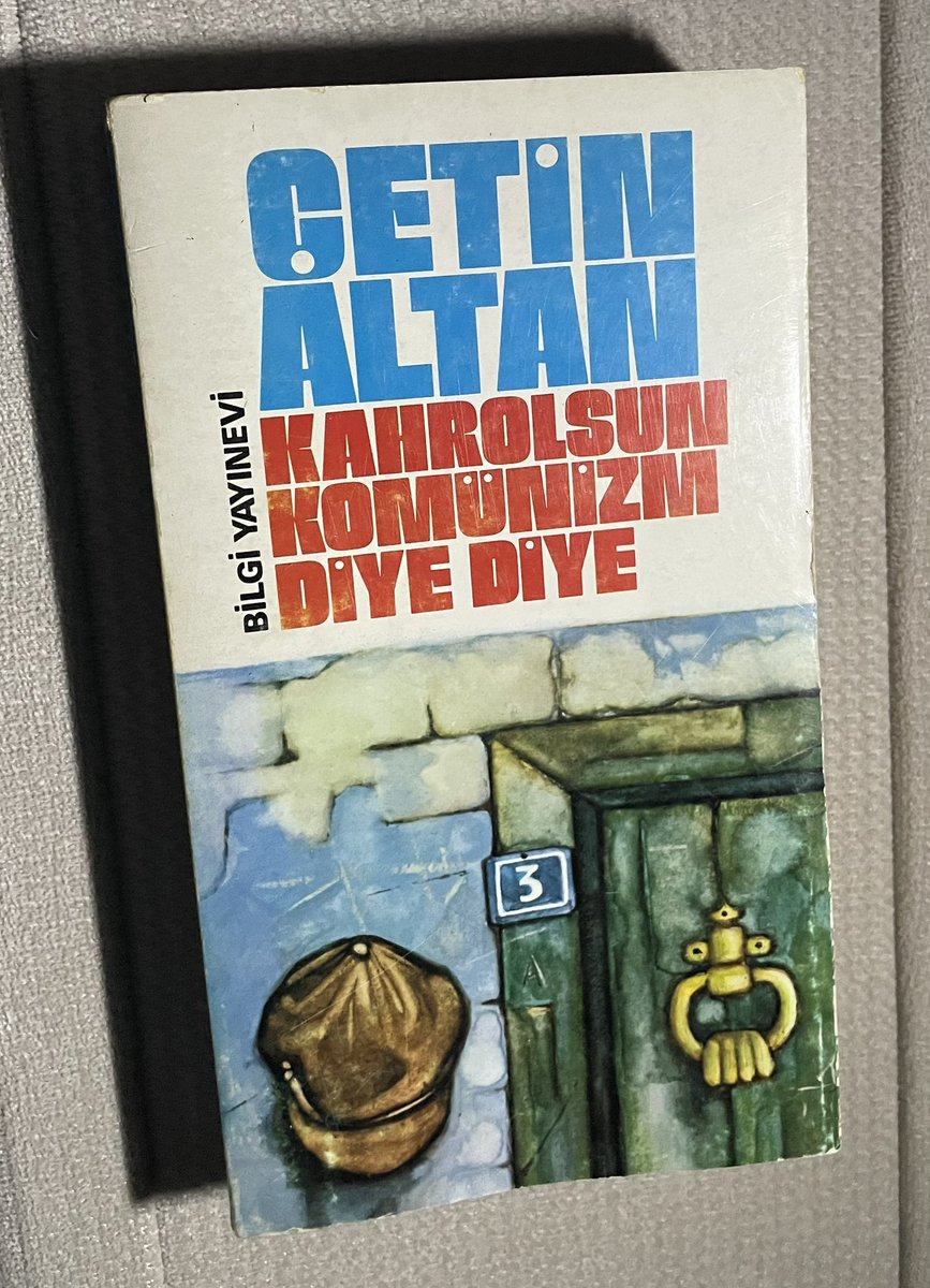 jimithekewl's tweet photo. “Bir gün Vala Nureddin ile Kabataş kıyılarında yürüyorduk. Fındıklı tepelerindeki bazı eski evleri göstererek, o evlerle ilgili eski gençlik anılarını anlatıyordu bana.
Bir ara durdu:
— Biliyor musun, dedi. 40 yaşına geldiğin zaman o kadar yalnız, o kadar yalnız kalacaksın ki, anlaşabileceğin iki kişi bile bulamayacaksın çevrende. Herkes kuş dili konuşuyormuş gibi gelecek sana…
Yirmi dokuz, otuz yaşlarındaydım o sıralarda ve kırk yaş çok uzaklarda görünüyordu.
Sonra Salacak’taki mütevazi bir bahçeye içki içmeye gitmiştik.
Vala, küçük küçük süssüz kelimeler, yarım cümlelerle konuşurdu. Bu yarım cümlelerde uzak çağrışımlı ince nükteler saklıydı. Akşam’ın sansürcü başyazarı Hilâlî’nin beylik itirazlarından birini taklit toplumsal şartlanmalardaki katılıklardan birinin usulca altını çizmek gibi…
Ve boyuna gülerdik. Kahkahalarla gülerdik. Doya doya gülerdik.
Bizi bir dinleyen olsa ne konuştuğumuzu, neye güldüğümüzü anlayamazdı bile…
Ortak yaşamımızdan gelen ayrı bir dil vardı aramızda.
Cerrahpaşa’da yatarken, ziyaretine gitmiştim. Yastığının altında kendisi için yazdığım bir yazı vardı. Çıkarıp onu göstermişti. Yazının yayınlandığı gün doğum gününe rastlamış.
— Doğum günümün en büyük armağanı bu oldu, demişti.
Doktorlar kulağıma üç günlük ömrü kaldığını fısıldamışlardı odasına girerken. Vala, burnunda uzun ince bir hortumun cam ucu, erimiş bir yüzle konuşuyordu:
— Bak insan ne hallere geliyor, diyordu.
Ne söyleyeceğimi şaşırmış, katılıp kalmış, oturuyordum.”

(Çetin Altan, Kahrolsun Komünizm Diye Diye, Bilgi Yayınevi, 1976: 85-87)