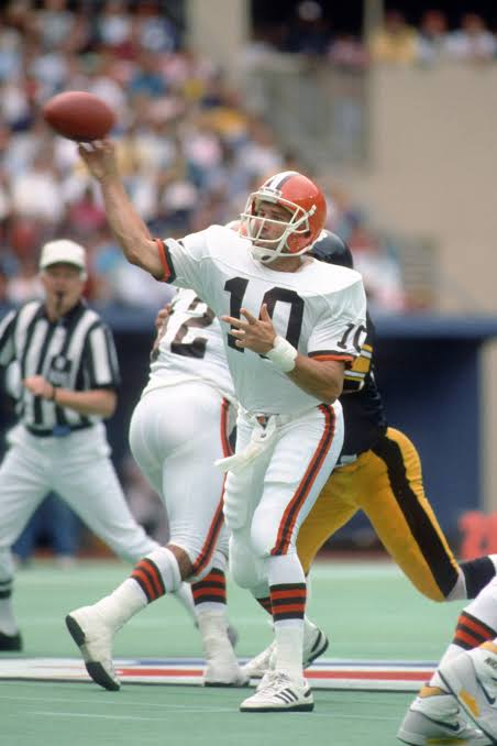 AndrewSiciliano's tweet photo. Browns will go to Pittsburgh next week, in 1st place in the AFC North, with a chance to sweep the Steelers for the first time since 1988.

Mike Pagel won Week 5, 1988 in Pittsburgh.
Bernie Kosar won Week 12, 1988 in Cleveland. https://t.co/xuGdK4AKep