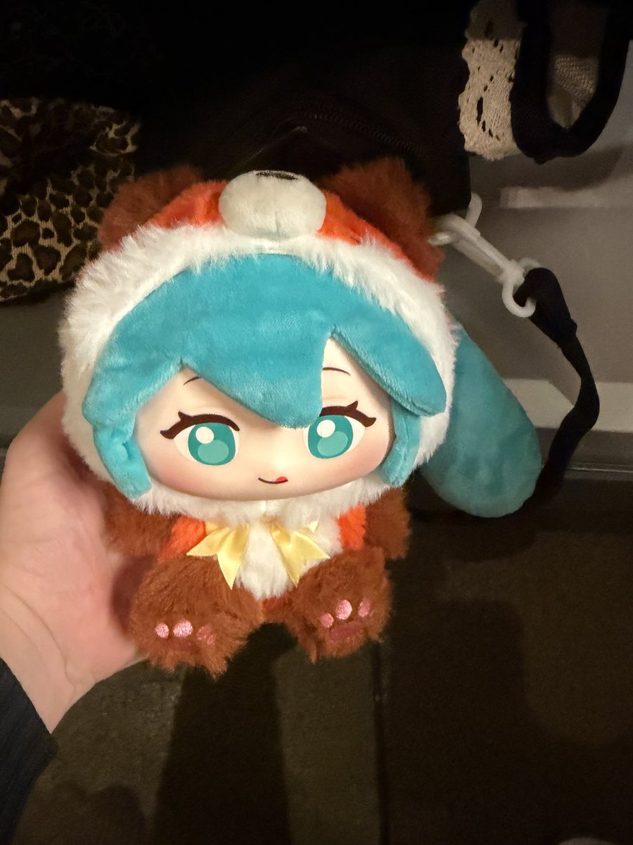 BeesAsh2006's tweet photo. Realized I never posted my fox Miku that I keep on my wip ita bag. She’s so cutey https://t.co/CdHsrwI830