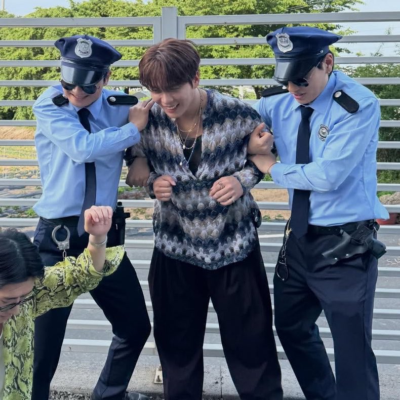 jongholics's tweet photo. can we PLEASE talk about this again https://t.co/7GM71Y4bWN