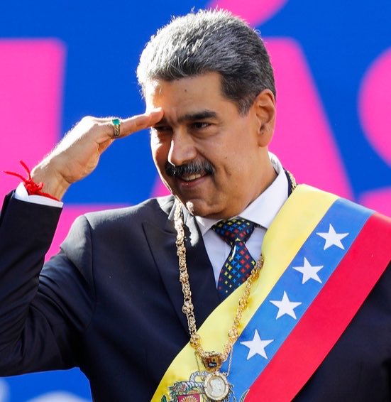 questiona_te's tweet photo. 🇧🇷 | Nas últimas eleições da Venezuela, Nicolás Maduro também prorrogou as eleições para aplicar uma fraude eleitoral.

Lula da Silva acaba de fazer o mesmo no Brasil. https://t.co/QgoYDFicnt