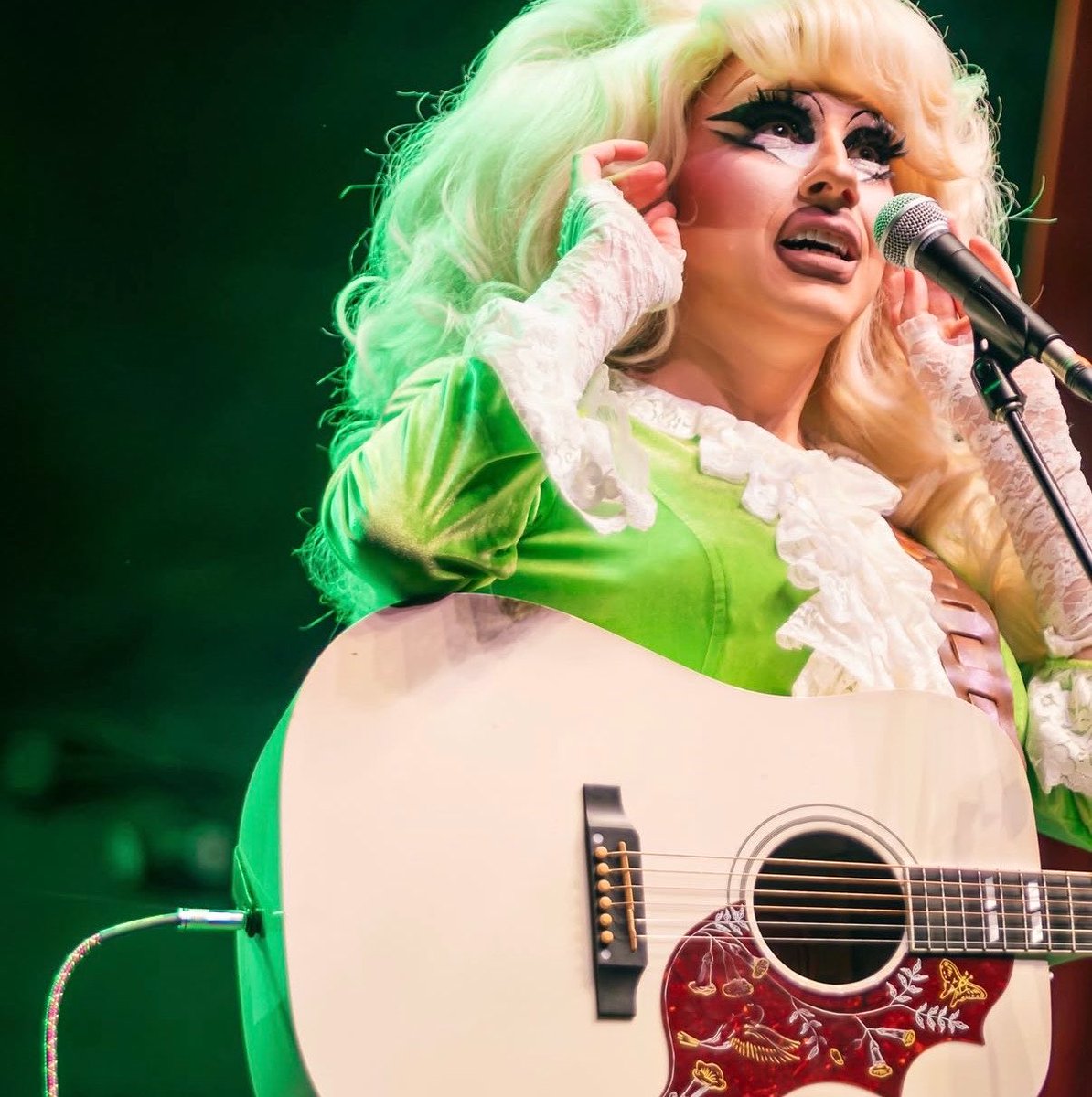 TrixieUpdates's tweet photo. Trixie stuns for the Yeehaw! Benefit for Kansas City. 💚 https://t.co/uR3PdIPiy2