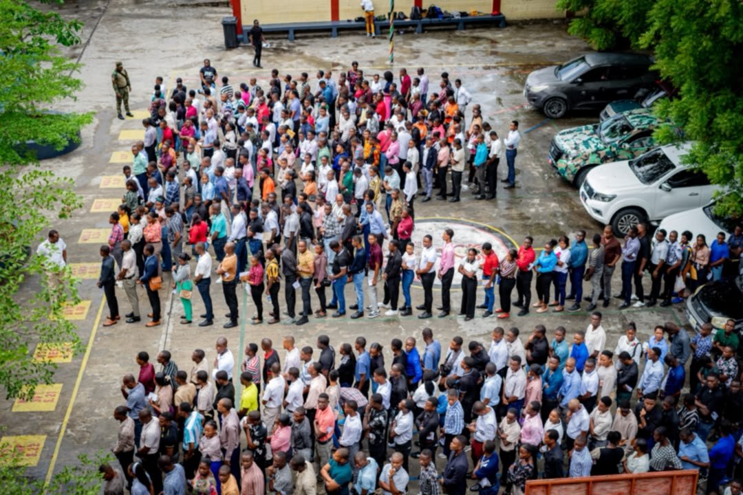 MDefenseHT's tweet photo. Les FAd’H ont organisé, ce dimanche 25 octobre 2026, au Collège Canado, les épreuves intellectuelles du concours d’admission de leur nouvelle classe de soldats.
https://t.co/2hRZTOt2z4 https://t.co/62biDJvbvU