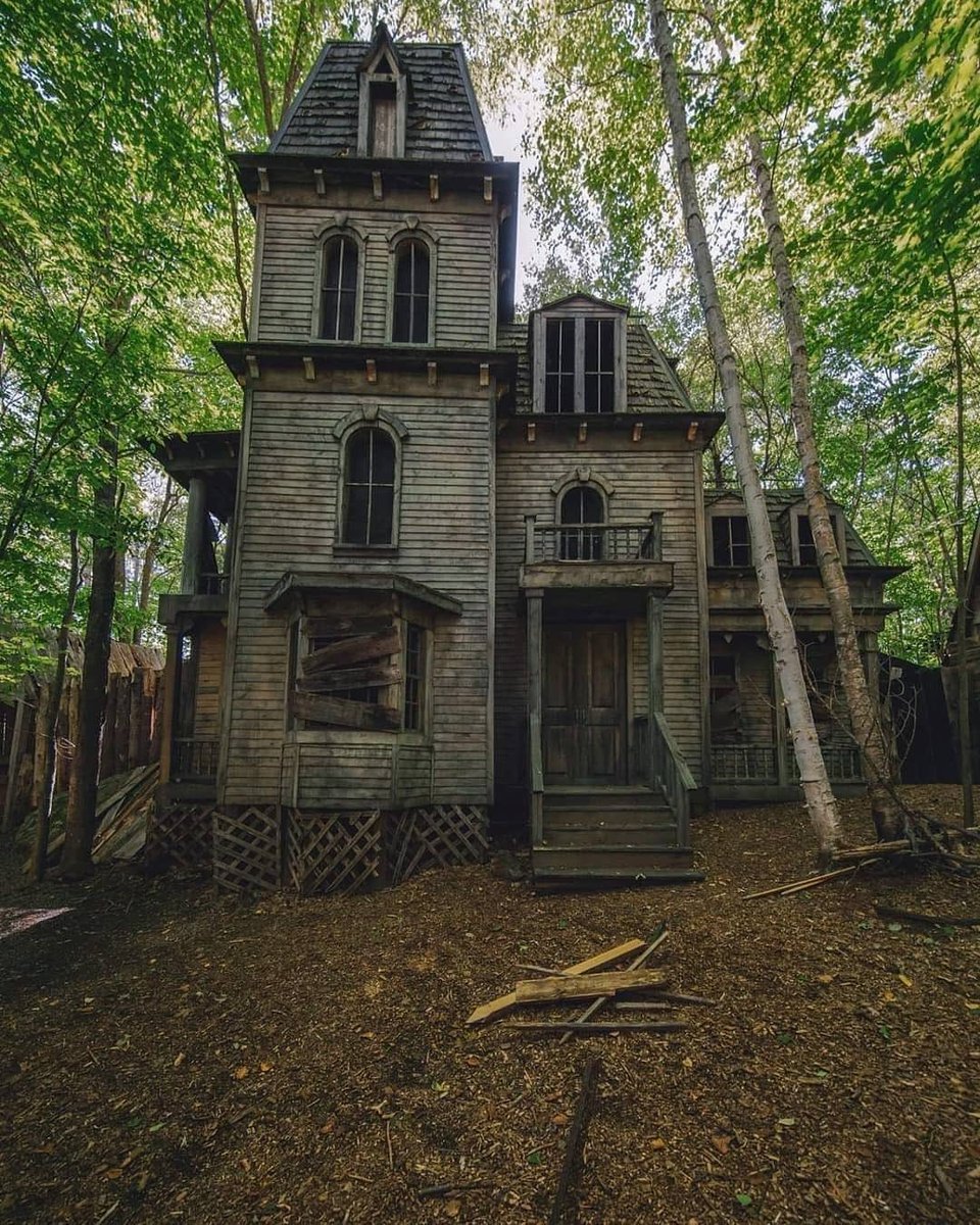 RonaultT's tweet photo. @SpookyTags @Saga_Says2 @Brrrrraaaaiiins @rayzhell18 @danielhudsonll @PammyJC @HmmphThis There was an old, abandoned house, I used to walk past on the way to school. Not the one in this picture, but close. 

I was by myself one morning &amp; when I passed by. I felt so cold &amp; I swear I could hear creepy, sounding singing. I ran the rest of the way. As fast as I could. https://t.co/u5Qvhop0g0