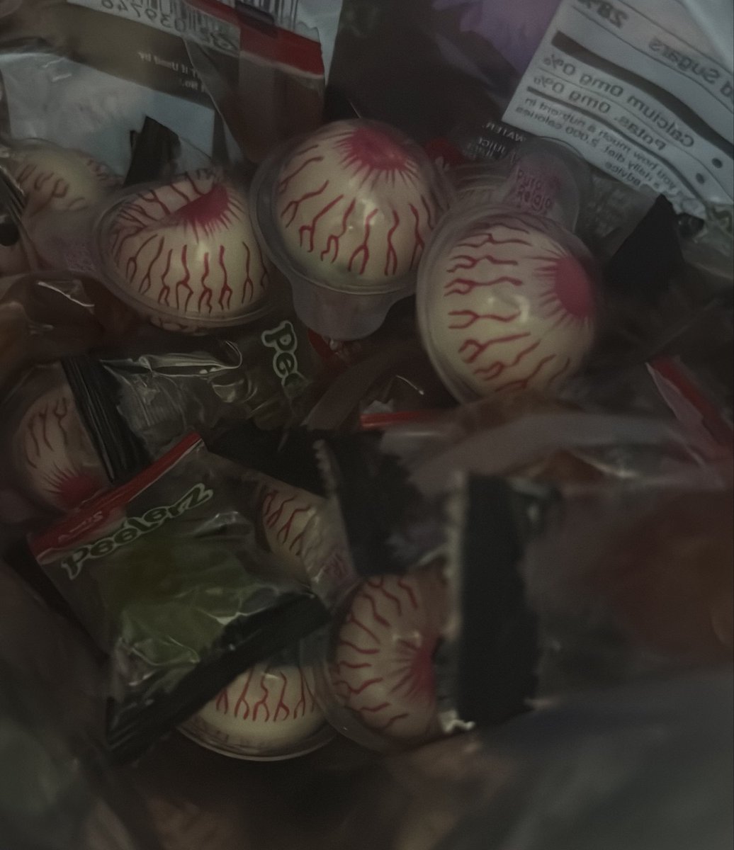 AivyLovencraft's tweet photo. Siempre que salgo con mi mamá ella dice en voz alta que saque mis gomitas con la intención de que me obligue a darles a los demás y reduzca mi consumo 😭

Intenté por meses reducir la azúcar pero las gomitas son lo único que no puedo quitarme, este mes son gomitas de ojos 👁️ https://t.co/Cg0uktc9pS