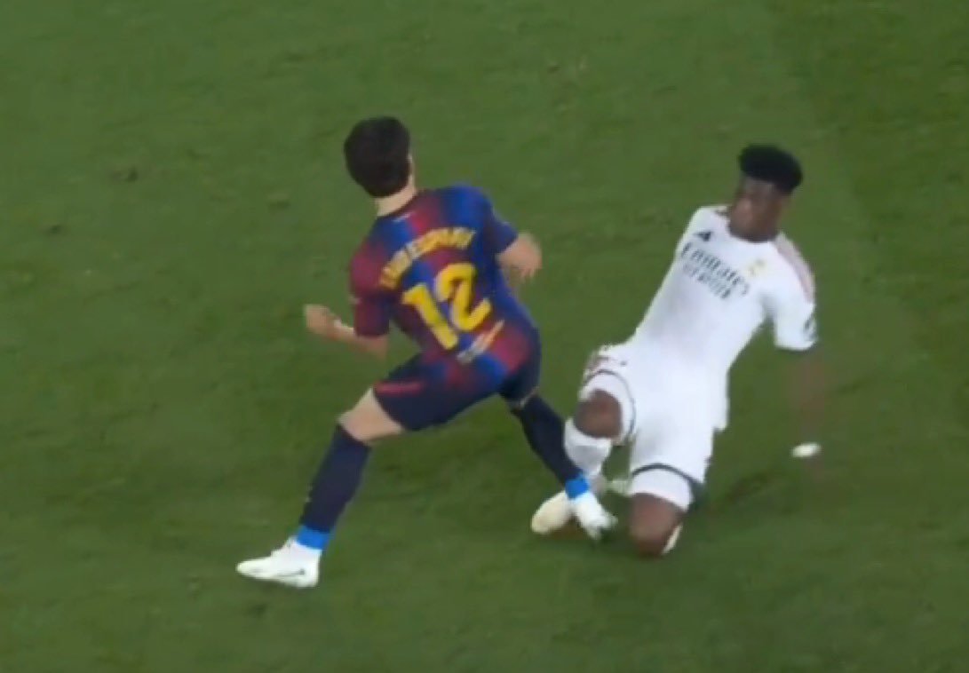 LxoMessismoFCB's tweet photo. Nada                           Falta y amarilla

😂😂😂😂😂😂😂😂😂😂😂😂😂 https://t.co/2XzTcGFgbD